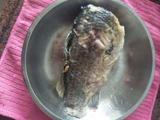 红烧鲫鱼的做法步骤：3