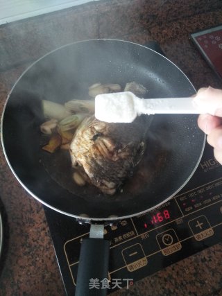 红烧鲫鱼的做法步骤：5
