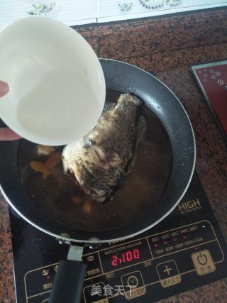 红烧鲫鱼的做法步骤：6