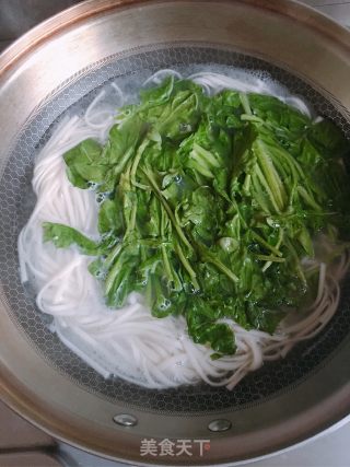 野菜鸡蛋面的做法步骤：2