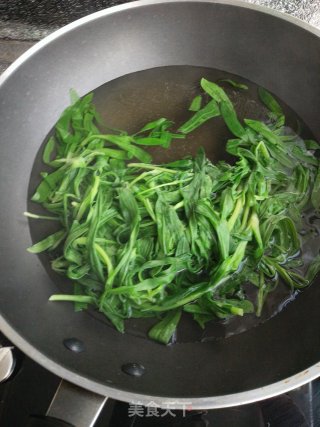 面条菜海参炒鸡蛋的做法步骤：1