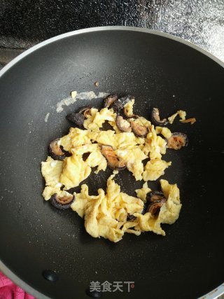 面条菜海参炒鸡蛋的做法步骤：7