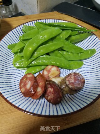 荷兰豆炒腊肠的做法步骤：1