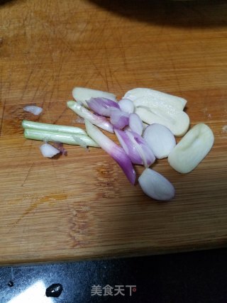 荷兰豆炒腊肠的做法步骤：2