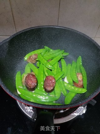 荷兰豆炒腊肠的做法步骤：4