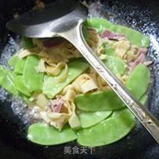 咸肉千张炒扁豆的做法步骤：7