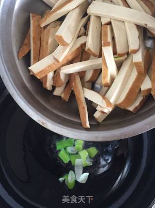芹菜炒豆干的做法步骤：4