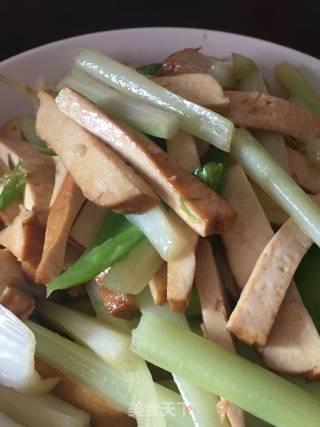芹菜炒豆干的做法步骤：7
