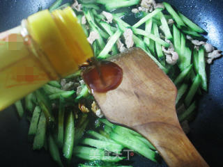 肉丝炒青瓜的做法步骤：7