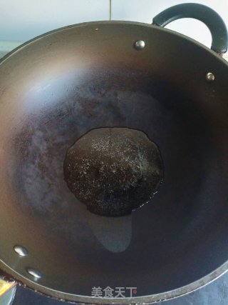 油炸花生米的做法步骤：2