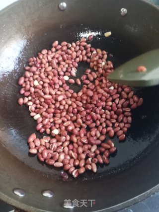 油炸花生米的做法步骤：3