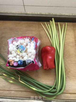 白玉菇炒蒜苗的做法步骤：1