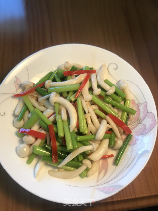 白玉菇炒蒜苗的做法步骤：7