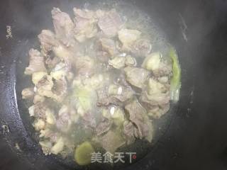牛腩炖土豆的做法步骤：1