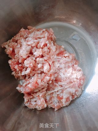 鲜虾猪肉胡萝卜水饺的做法步骤：1