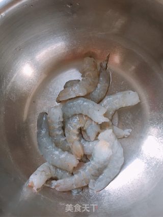 鲜虾猪肉胡萝卜水饺的做法步骤：2
