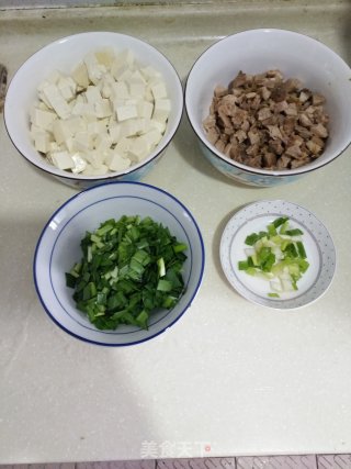 韭菜肉末豆腐羹的做法步骤：2