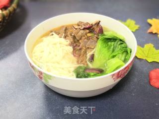 洋葱炒牛肉青菜面的做法步骤：9