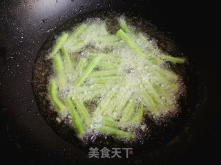 龙豆角炒茄条的做法步骤：7