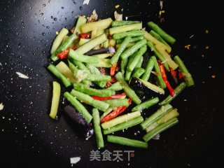 龙豆角炒茄条的做法步骤：11