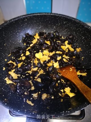 木耳炒鸡蛋的做法步骤：5