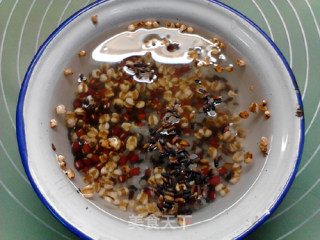 祛湿经典薏仁红豆二米粥的做法步骤：2