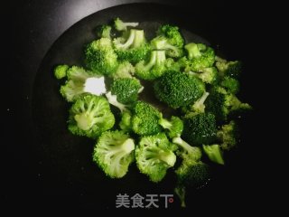 素炒西兰花的做法步骤：2