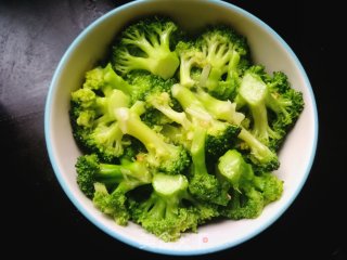 素炒西兰花的做法步骤：9