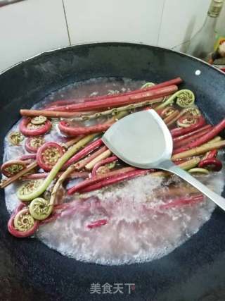 蕨菜炒肉的做法步骤：2