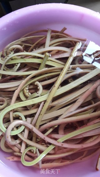 蕨菜炒肉的做法步骤：4