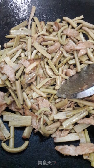 蕨菜炒肉的做法步骤：12