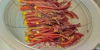 椿芽烘蛋的做法步骤：1