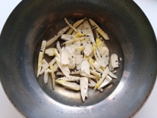 蘑菇竹笋烧油面筋的做法步骤：5
