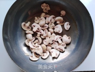 蘑菇竹笋烧油面筋的做法步骤：6