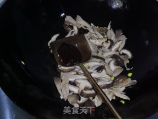 蚝油双菇西兰花的做法步骤：7