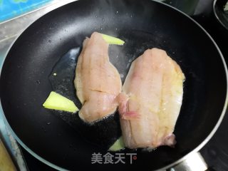 香煎鲈鱼的做法步骤：4