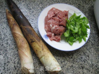 青椒肉丝炒雷笋的做法步骤：1