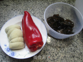 黑木耳红椒炒小素鸡的做法步骤：1