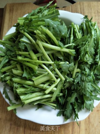 清炒茼蒿的做法步骤：1