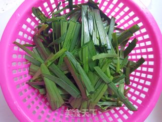 韭菜炒豆腐皮的做法步骤：2
