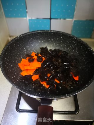 胡萝卜炒木耳的做法步骤：5