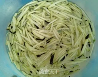 葱香蛋花炒茄子的做法步骤：1