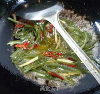 海带丝炒鱿鱼的做法步骤：8