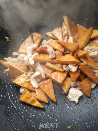 豆干炒肉的做法步骤：5