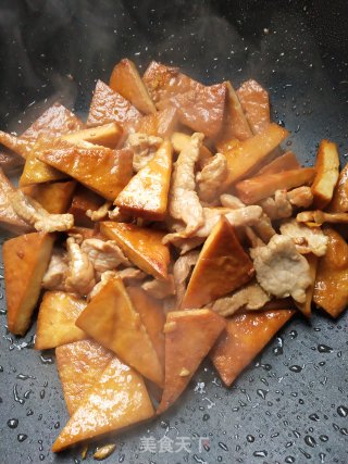 豆干炒肉的做法步骤：7