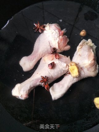 莴笋拌葱油手撕鸡的做法步骤：1