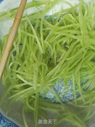 莴笋拌葱油手撕鸡的做法步骤：4