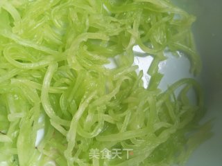 莴笋拌葱油手撕鸡的做法步骤：5