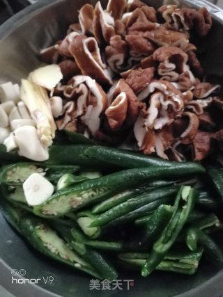 青椒卤肥肠的做法步骤：1