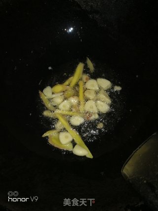 青椒卤肥肠的做法步骤：2